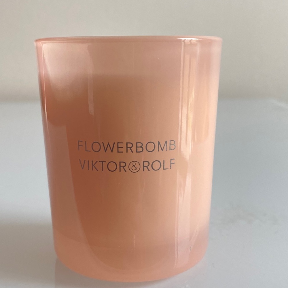 Viktor & Rolf Flowerbomb Scented Candle - Picture 2 of 5